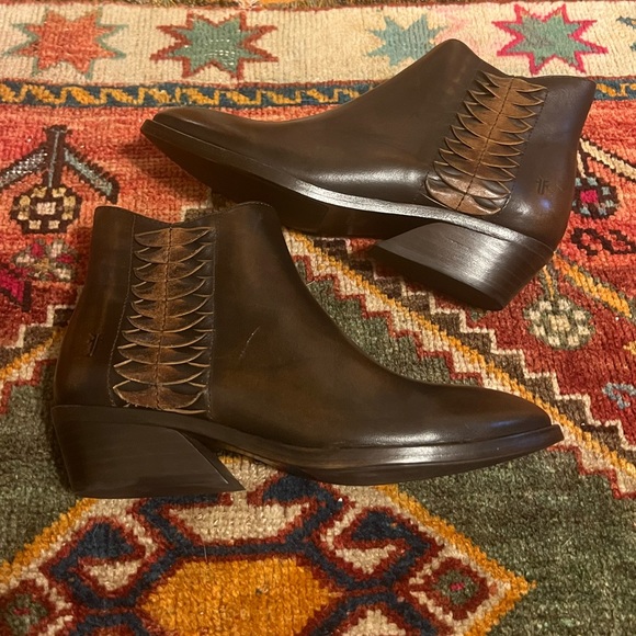 FRYE Farrah Feather 6B Brown Bootie, sample